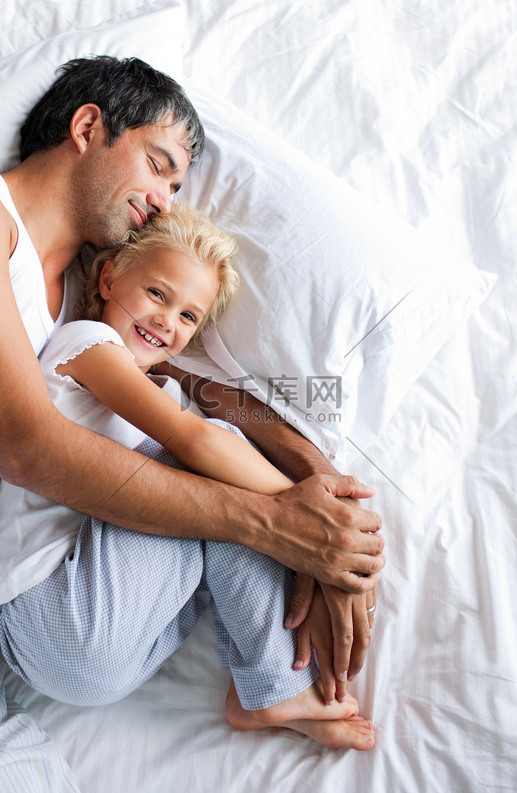 父亲和女儿在床上放松