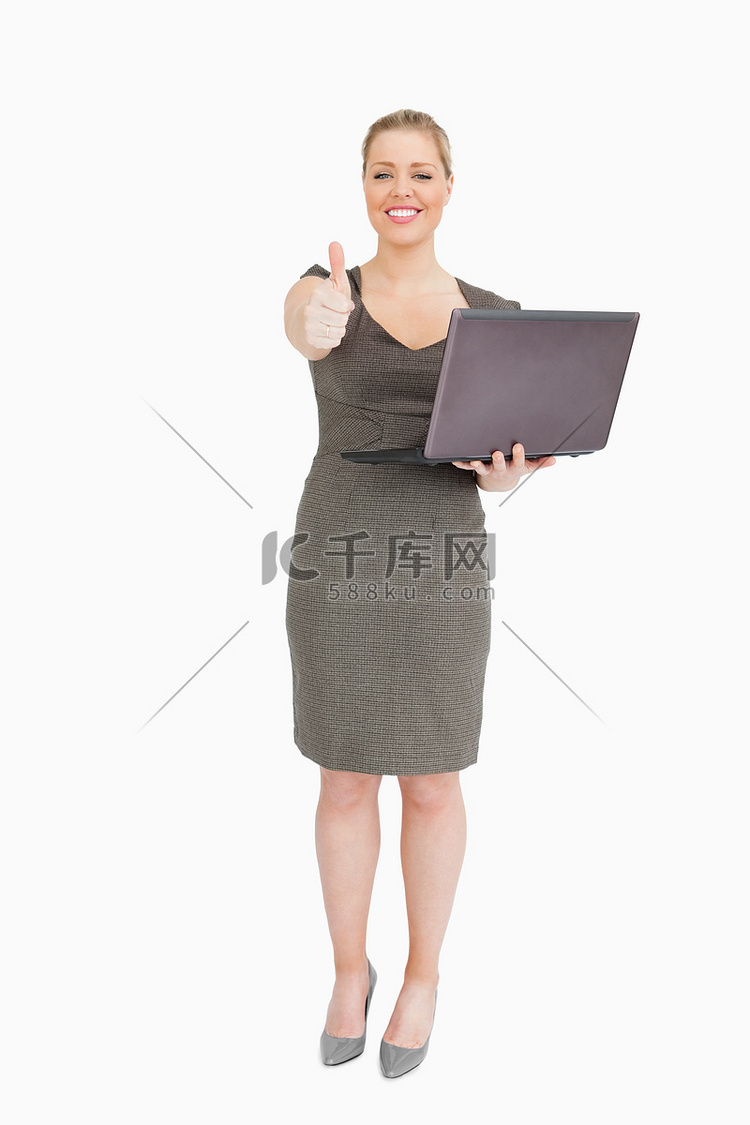 女人在敲击时拿着笔记本电脑