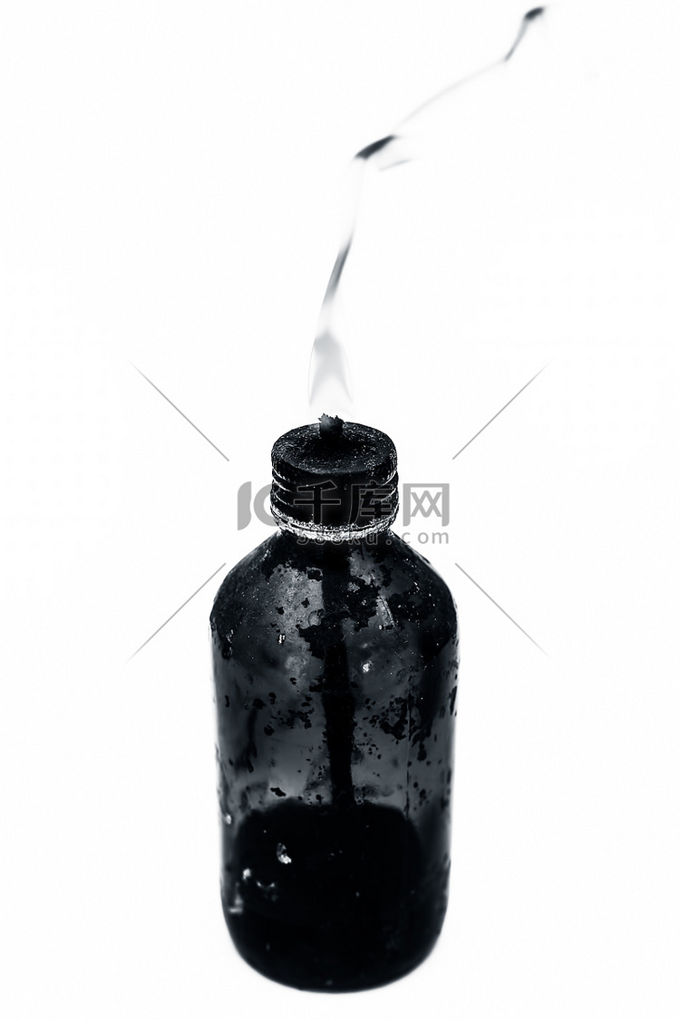 关闭在白色燃烧上隔离的瓶形煤油