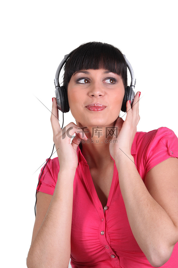 用耳机听音乐的女人