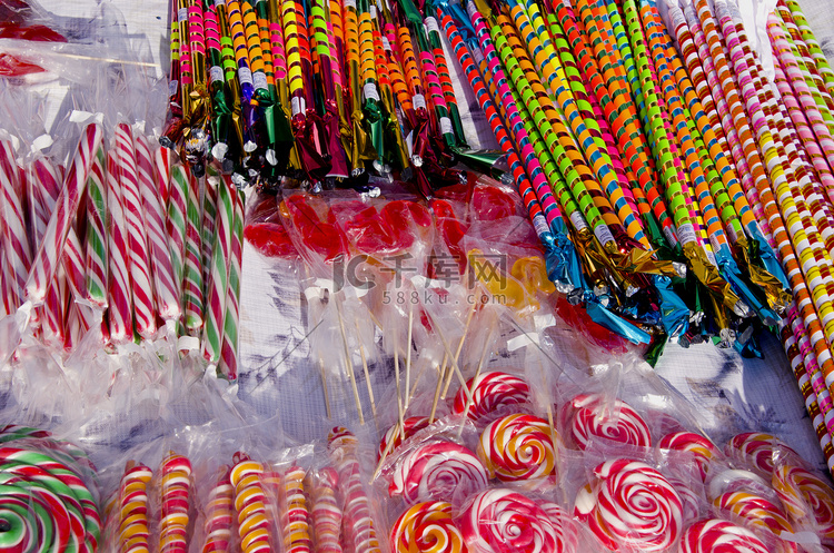 集市上有各种色彩缤纷的糖果