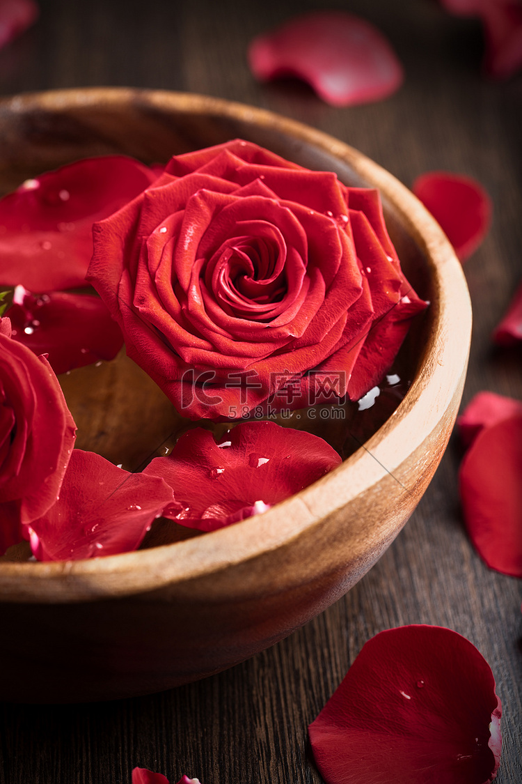 木碗里的红玫瑰