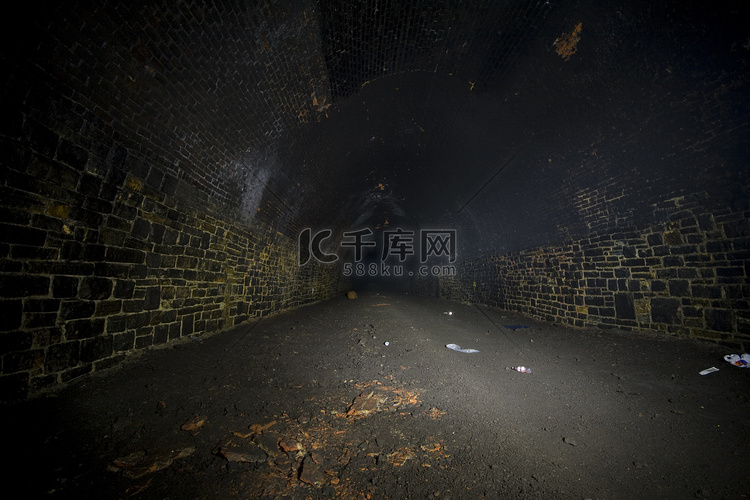 黑暗迷雾的地下隧道