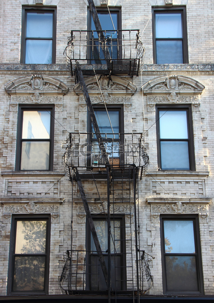 白色公寓楼立面上的消防逃生钢梯