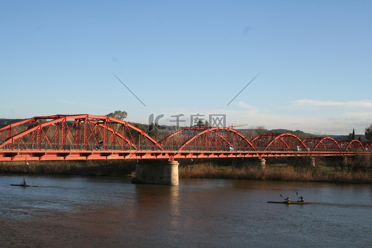 塔拉韦拉德拉雷纳铁桥与河上的独