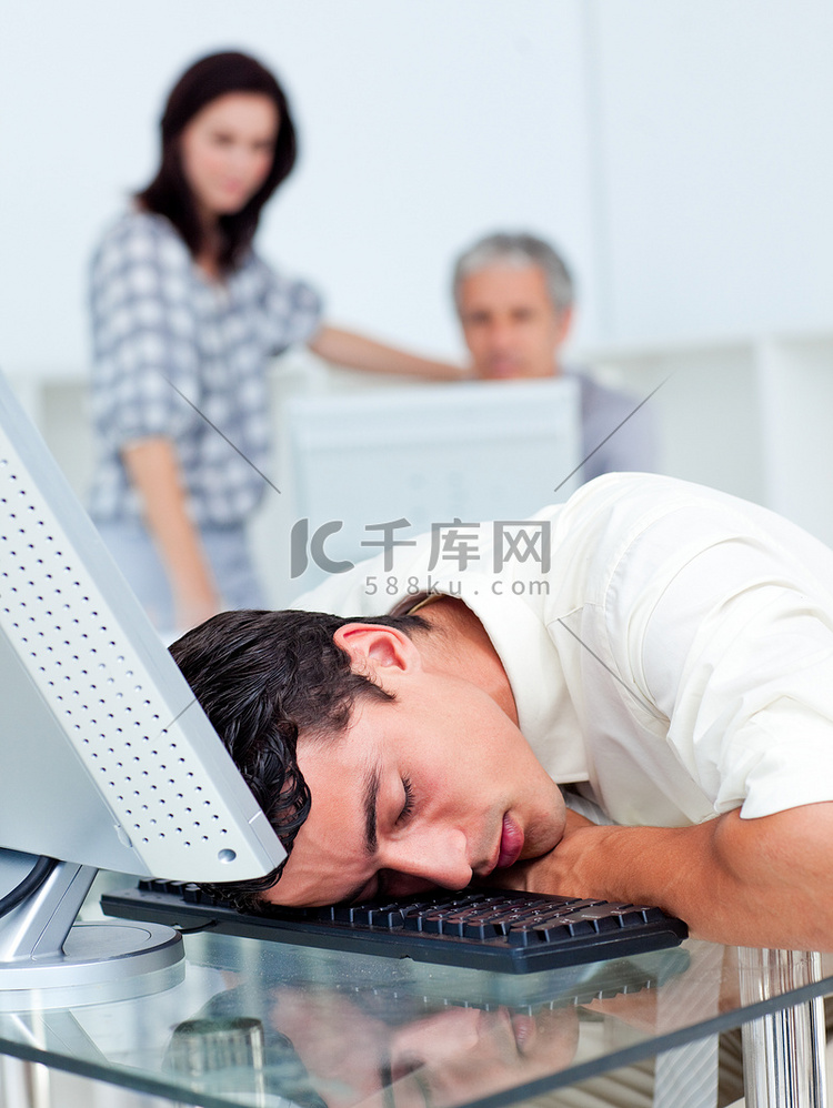疲惫的商人睡在键盘上