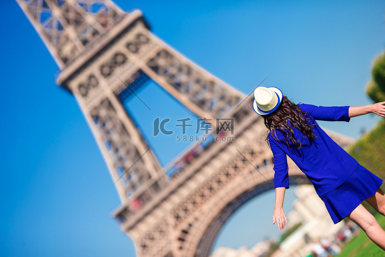 暑假期间巴黎背景埃菲尔铁塔的美