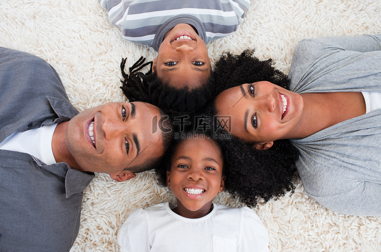非裔美国家庭在地板上头靠在一起