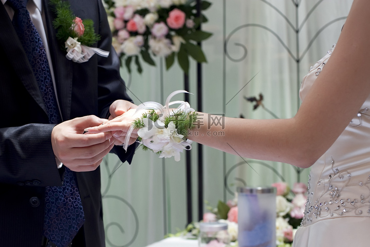 一对年轻夫妇在婚礼当天交换戒指