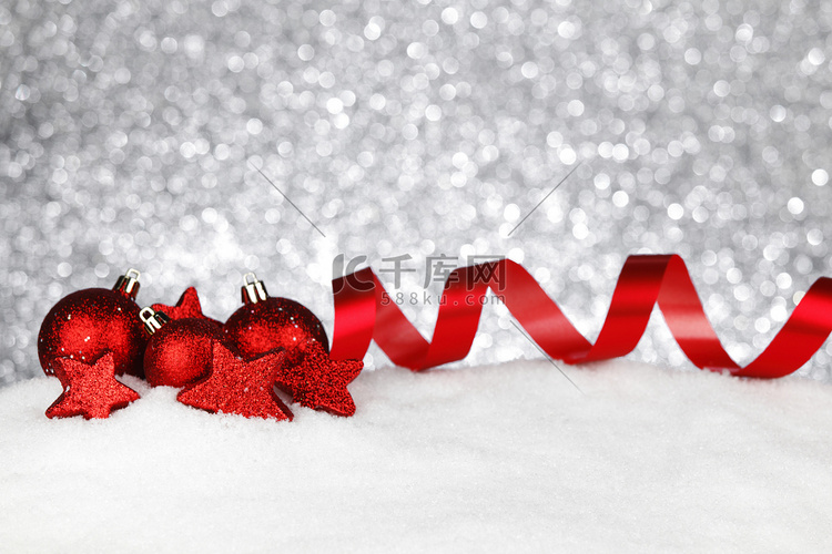 雪上的红色圣诞装饰