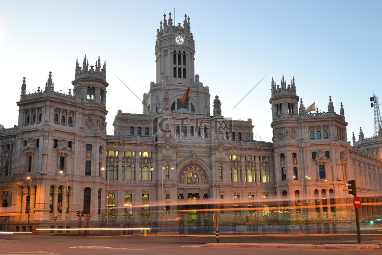 有汽车灯光芒的通信宫殿，马德里
