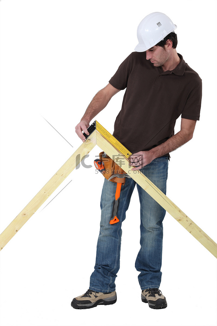 工人使用直角尺测量角度