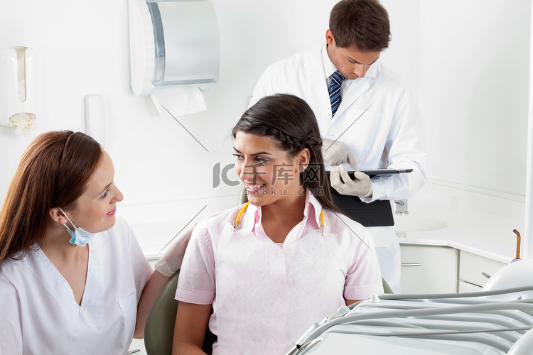 护士在牙科诊所与女病人交流