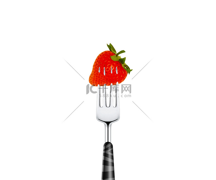 草莓被叉子刺穿，隔离在白色背景