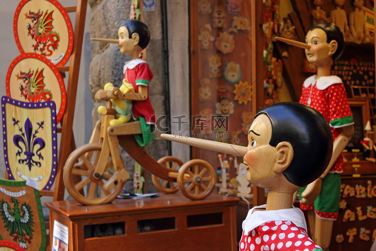 匹诺曹在纪念品商店邀请游客