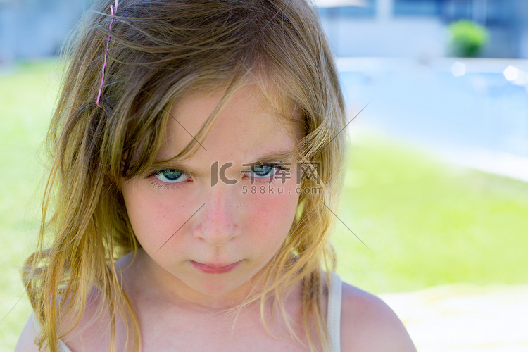 愤怒的金发儿童女孩肖像看相机