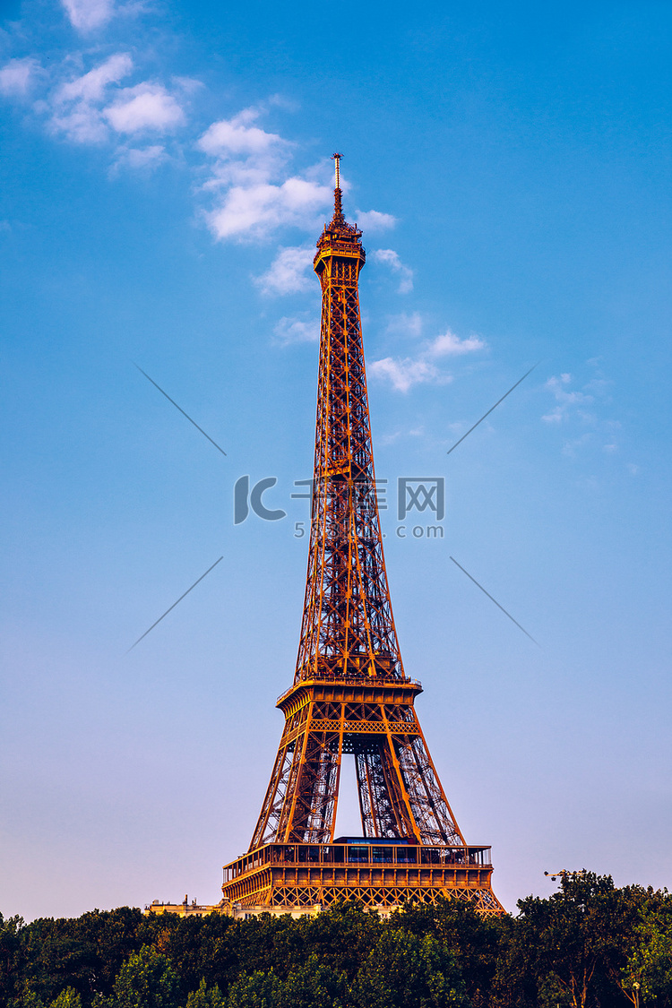 巴黎埃菲尔铁塔和塞纳河在日落时