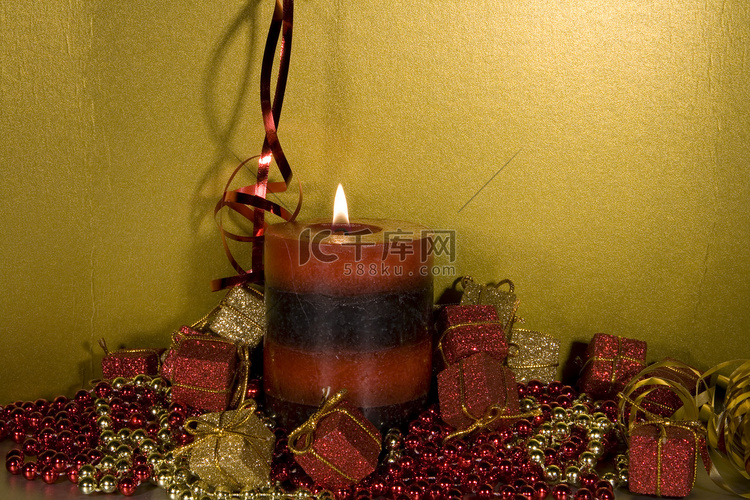 圣诞装饰品与点燃的蜡烛
