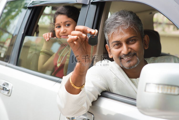印度男子展示他的新车钥匙。