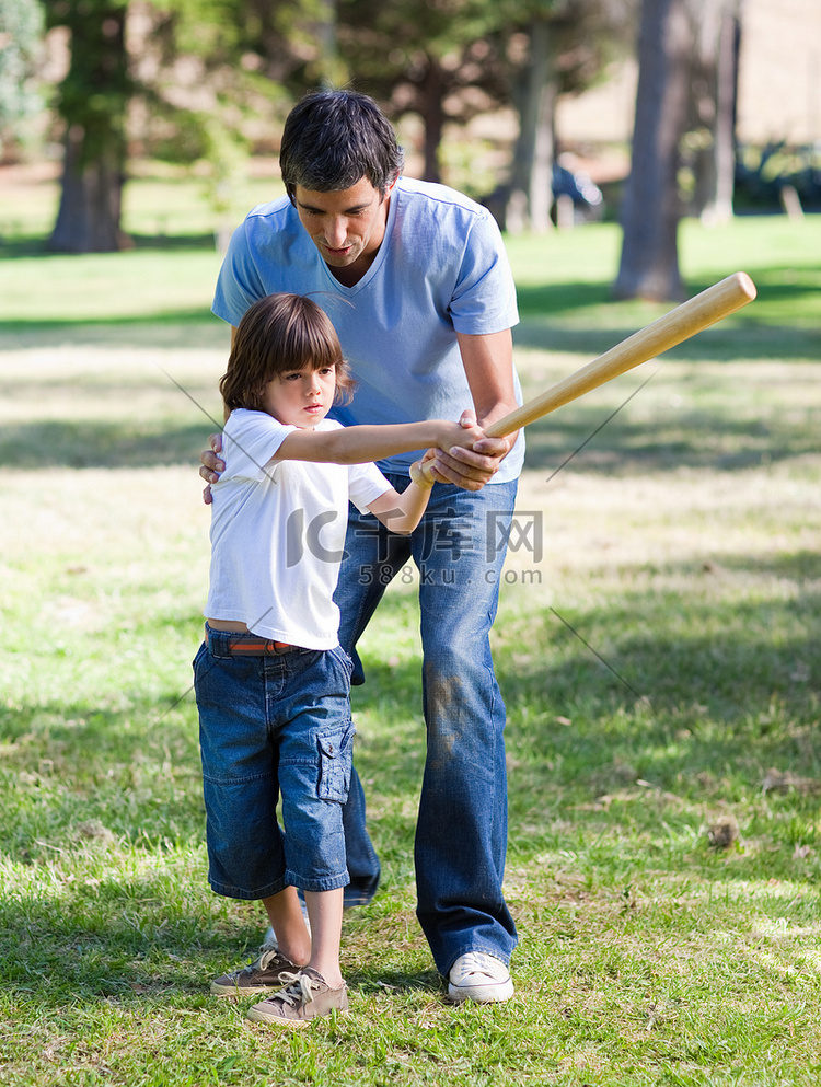 积极的父亲教儿子棒球