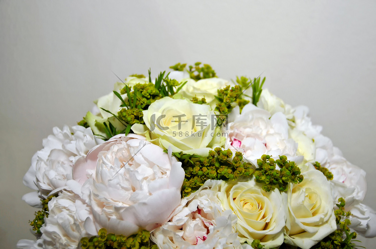 花束白玫瑰和π介子