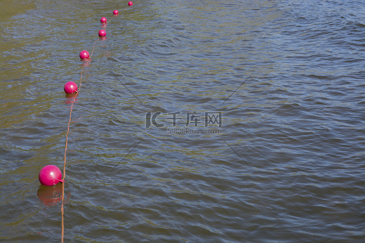 湖水中的粉红色浮标