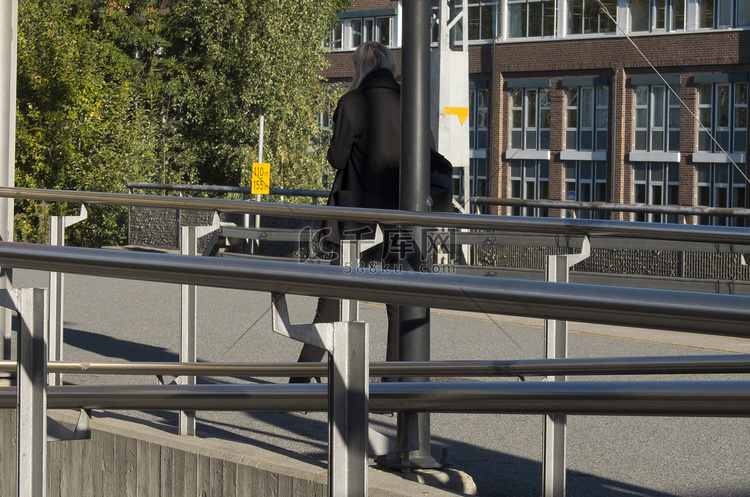 乘客在 Skøyen 车站等候