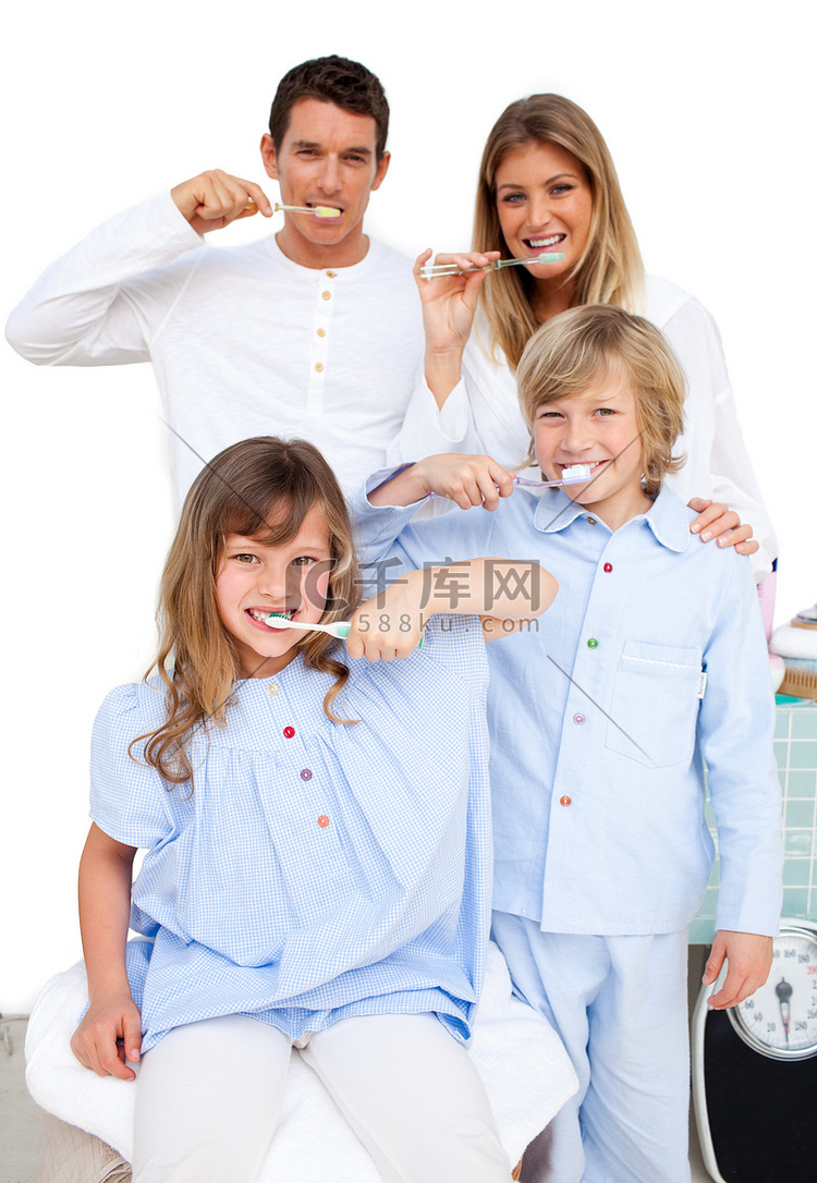 快乐的一家人刷牙