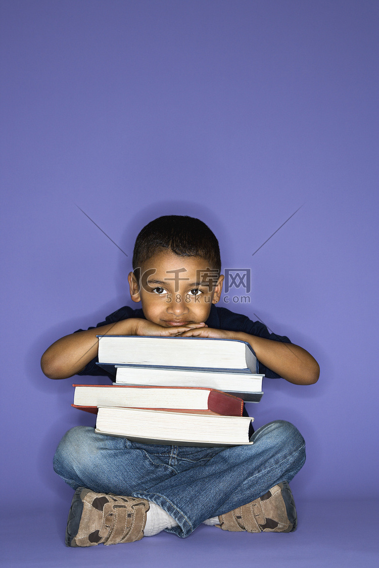 男孩坐在一起看书。