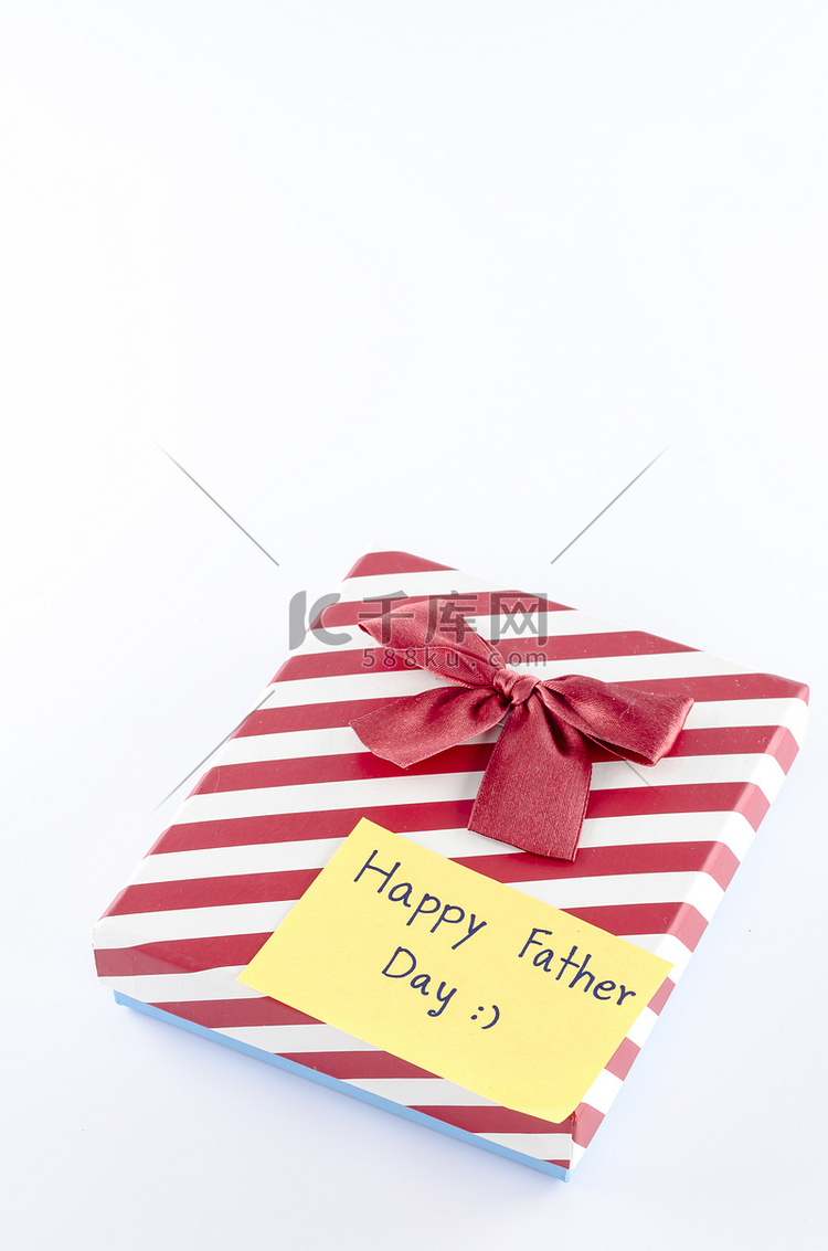带卡的礼品盒写上父亲节快乐词