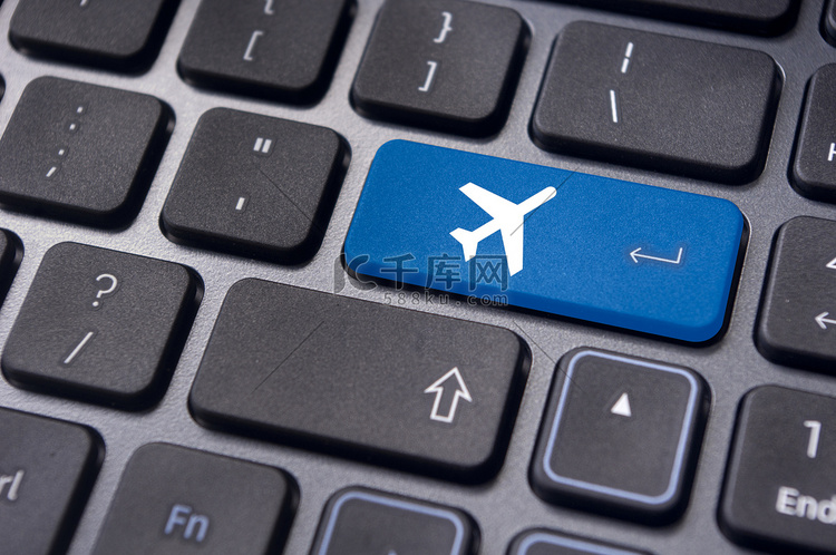 在线预订机票，键盘上有飞机标志