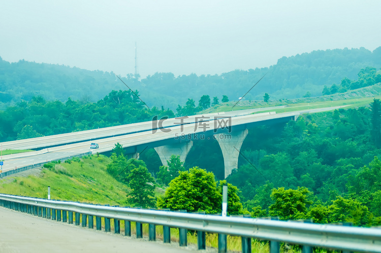 高速公路穿过西弗吉尼亚州的山脉