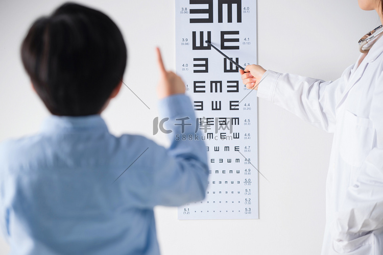 小学男生测视力