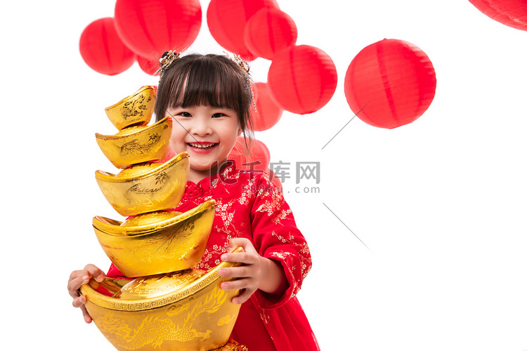 可爱的小女孩抱着一摞金元宝
