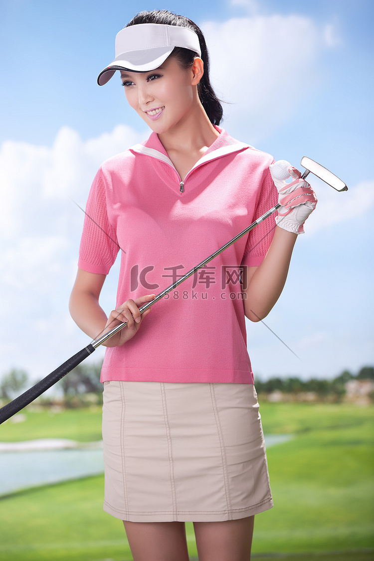 东方女人打高尔夫球