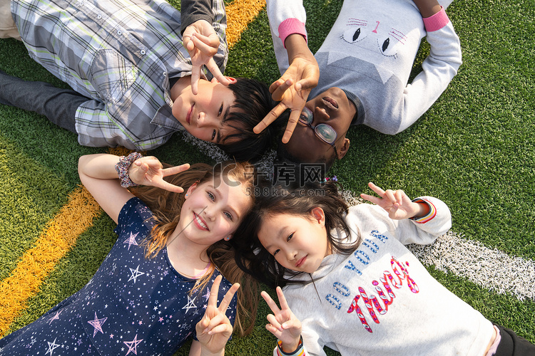 可爱的小学生们躺在草地上玩耍