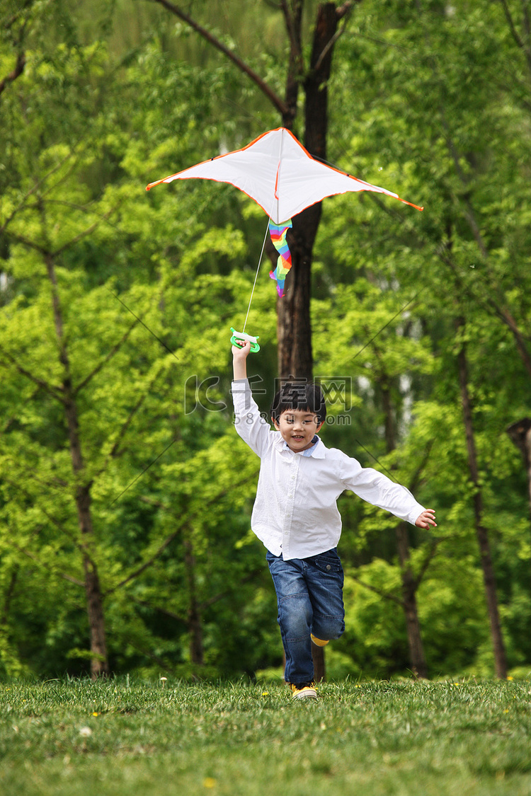 一个小男孩在户外放风筝