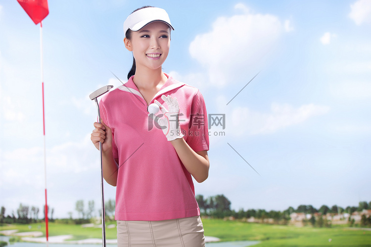 东方女人打高尔夫球