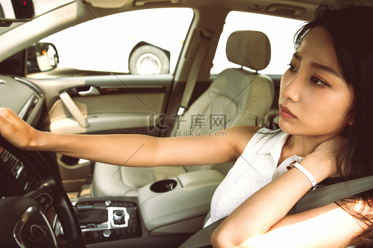 疲惫的青年女人驾车