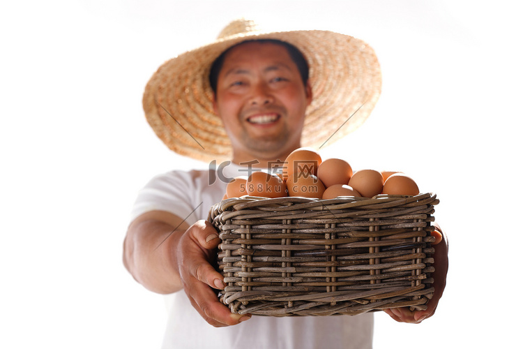 一个农民拿着一筐鸡蛋