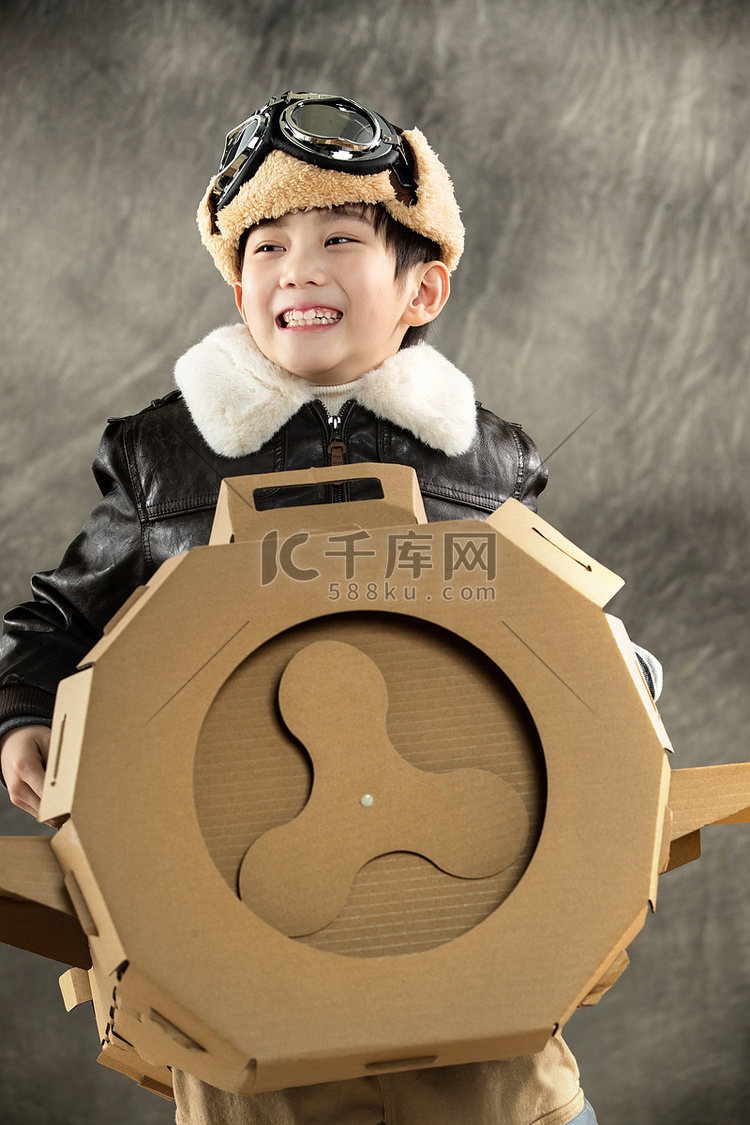 快乐儿童驾驶纸飞机