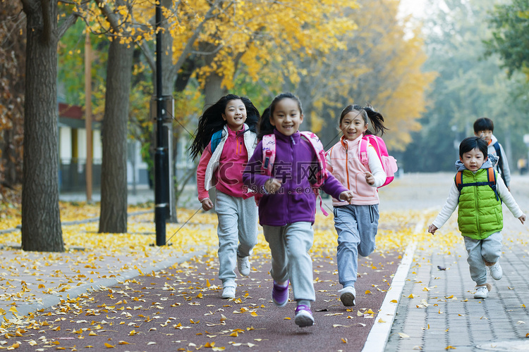 欢乐的小学生在户外奔跑