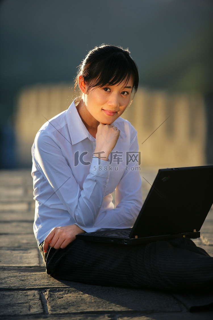 女商务人士在长城上使用笔记本电