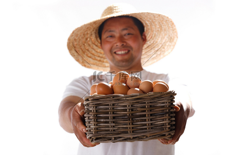 一个农民拿着一筐鸡蛋