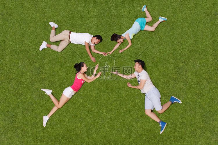 青年男女躺在草地上嬉戏
