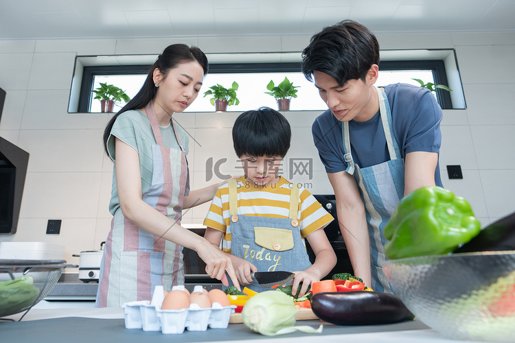 年轻父母教儿子学做饭