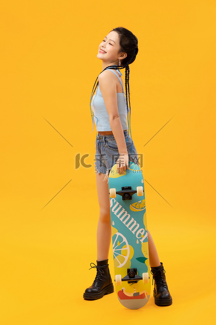 个性年轻女孩抱着滑板