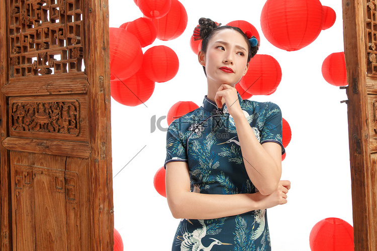 站在中式门前不开心的女人