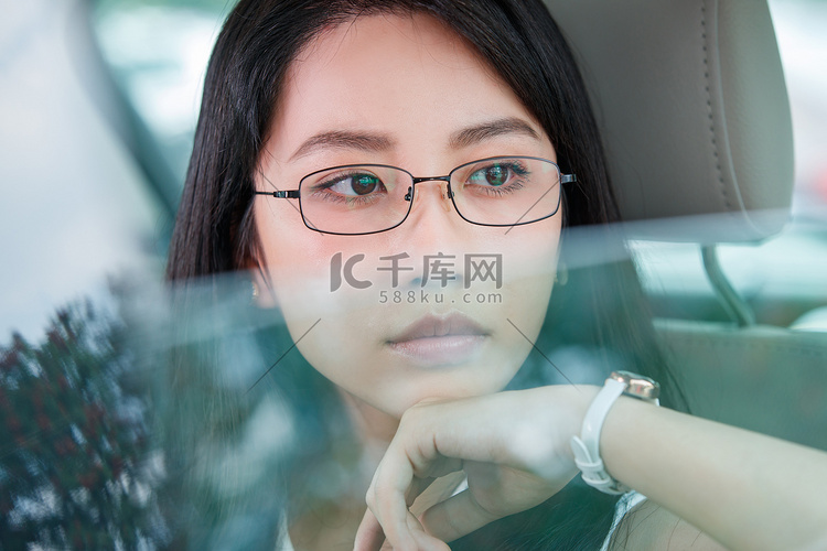 青年女人坐在汽车里向外看