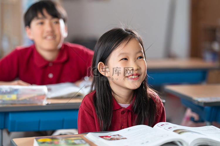 学生在教室里上课